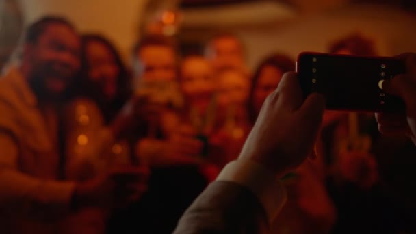 Speelse mensen vieren vakantie in de bar. Vrienden maken foto 's in restaurant — Stockvideo