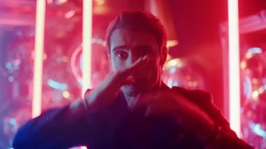 Gece kulübünde dans eden çekici bir adam. Erkek kişi partide robot hareketleri yapıyor.