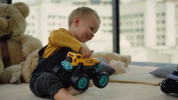 Tout-petit garçon jouant voitures jouet avec un parent inconnu. Enfant s'amuser à l'intérieur. — Video