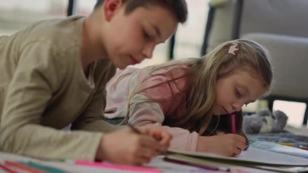 Pre teen amici schizzo in casa. Fratelli calmi che disegnano immagini a casa. — Video Stock