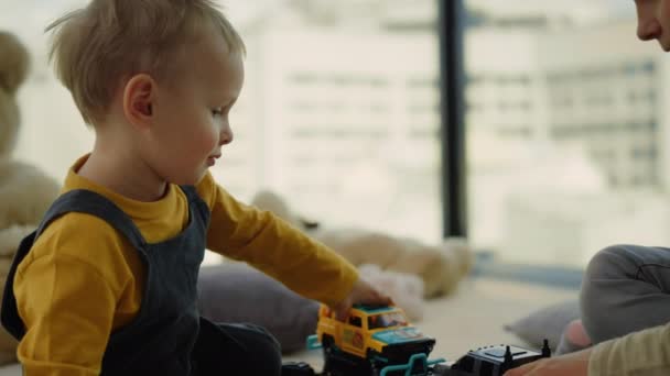 Fröhliche Geschwister spielen zu Hause. Schöne Brüder genießen Indoor-Spiele. — Stockvideo