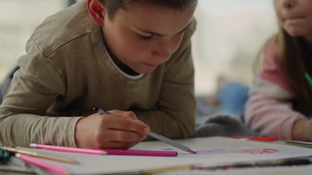 Lindos niños haciendo artes en interiores. Niño y niña dibujando en casa. — Vídeos de Stock