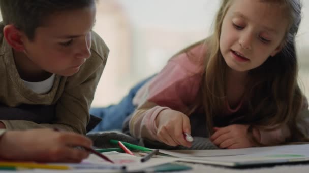 Děti doma kreslí skicáky. Roztomilé sourozenci chatování v obývacím pokoji. — Stock video