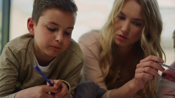 Madre e hijo pintando juntos. Mamá ayudando a los niños con el dibujo en casa. — Vídeos de Stock