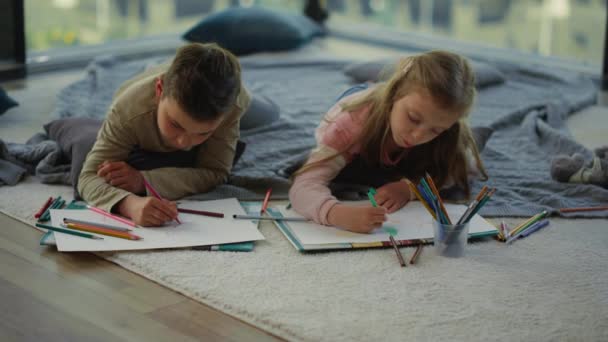 Hermano y hermana dibujando con lápices de colores. Niños haciendo arte en casa. — Vídeos de Stock