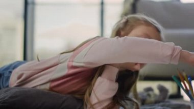 İçeride çizim yapmak için kalem seçen bir kız. Güzel çocuk evde vakit geçiriyor..