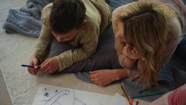 Ibu mengamati saudara yang kreatif. Ibu menasehati anak-anak bagaimana menggambar. — Stok Video