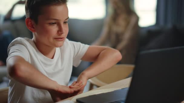 Малюк має онлайн-клас вдома. Милий хлопчик використовує комп'ютер для дистанційної освіти . — стокове відео
