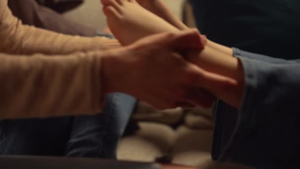 Mamma mani che tengono i piedi dei bambini a casa. Braccia dei genitori sconosciute che giocano alle gambe dei bambini. — Video Stock