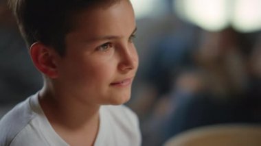 Neşeli çocuk internette öğretmeniyle konuşuyor. Öğrencinin evde online dersi var..