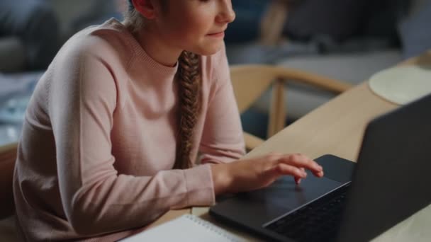 Smart flicka lärande online hem. Söt skolflicka tittar datorskärm inomhus — Stockvideo