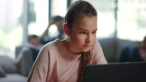 Κορίτσι ψάχνει οθόνη laptop σε εσωτερικούς χώρους. Μαθήτρια με χρήση υπολογιστή εξ αποστάσεως εκπαίδευσης. — Αρχείο Βίντεο