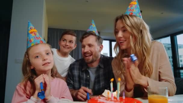 Famiglia che saluta le mani telecamera a casa. Persone eccitate applaudire le mani durante la festa di casa — Video Stock