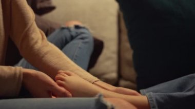 Anne elleri çocuğun ayağını içeride gıdıklıyor. Meçhul anne çocuğu hassas bir an yaşıyor..