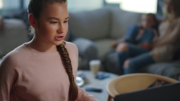 Egy lány beszél osztálytársakkal a laptopon. Számítógépes távoktatást használó hallgató. — Stock videók