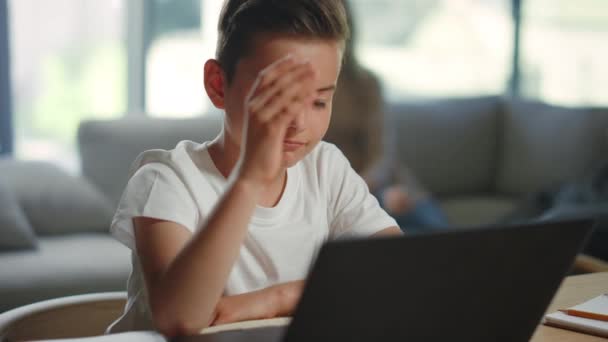 Dítě zvedá ruku během online kurzu na notebooku. Veselý chlapec se učí vzdálenosti. — Stock video