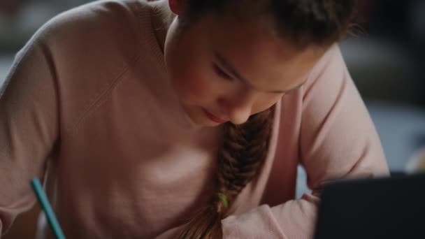 Estudante inteligente escolarização remotamente. Menina diligente fazendo lição de matemática em casa. — Vídeo de Stock