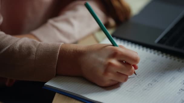 Las manos del niño resuelven problemas en el cuaderno. Chica pensativa estudiando en casa. — Vídeo de stock