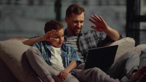 Папа сын получает видео-звонок домой на ноутбук. Компьютерный экран отца ребенка. — стоковое видео