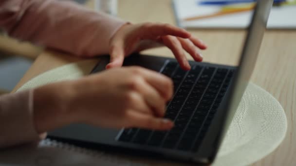Menina mãos digitando teclado do computador dentro de casa. Criança usando laptop para escolaridade. — Vídeo de Stock