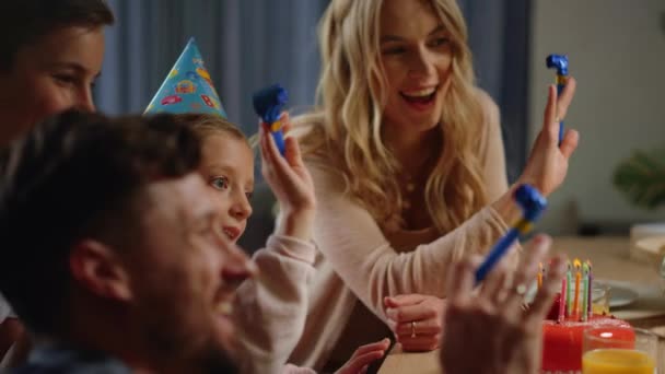 A család online ünnepli a születésnapját. Boldog szülők gyermekek élvezik az online eseményt — Stock videók