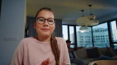 İçeride online dersi olan zeki bir kız. Akıllı çocuk evde ders çalışıyor..