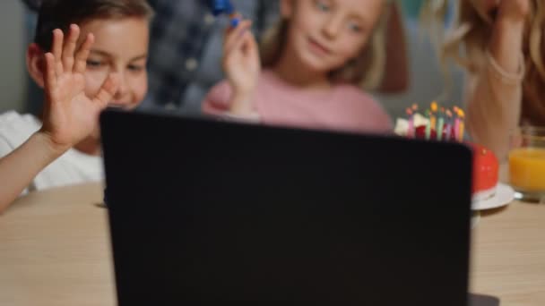 Familia soplando silbatos en la fiesta en casa. Padres, niños disfrutando de la fiesta virtual. — Vídeos de Stock