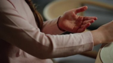 Bilinmeyen kız elleri içeride antiseptik püskürtüyor. Öğrenci kız ellerini sterilize ediyor..