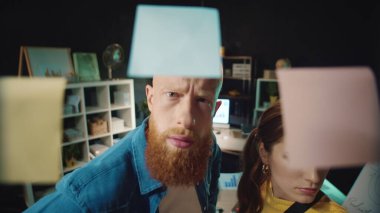 Ciddi bir iş çifti içeride notlar okuyor. Fikir seçen iş adamları