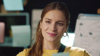 Projeden zevk alan mutlu iş kadınlarının portresi modern ofis ile sonuçlandı