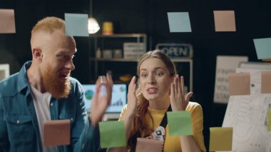 İş adamları hippi ofisindeki proje fikirlerinde başarıyı kutluyorlar.