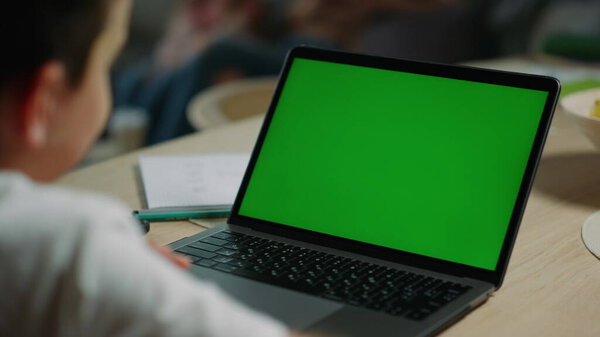 Неизвестный мальчик учится дома. Ребенок, использующий хроматический ключ в помещении.