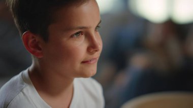 Neşeli çocuk internette öğretmeniyle konuşuyor. Öğrencinin evde online dersi var..