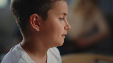 Öğrenci internetten sınava giriyor. Çocuk sanal derste soruları cevaplıyor.