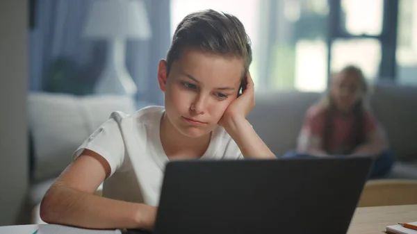 Estudante usando laptop para e-learning em casa. Bonito menino assistindo vídeo lição. — Fotografia de Stock