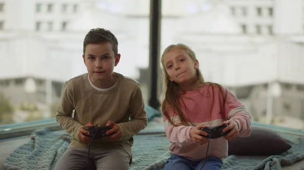 Geschwister mit Spielsucht. Kinder spielen Computerspiel zu Hause. — Stockfoto