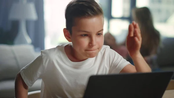 Kindererziehung während des Videounterrichts in Innenräumen. Aktive Jungen lernen Distanz. — Stockfoto