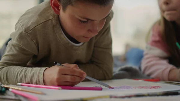 Lindos niños haciendo artes en interiores. Niño y niña dibujando en casa. —  Fotos de Stock