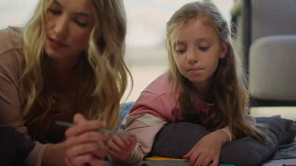 Mom teaching daughter how to paint at home. Mother spending time with kids. — Stock Photo, Image