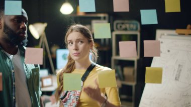 Kapanış, hippi ofisindeki proje hakkında tartışan karışık ırk profesyonellerini kızdırdı