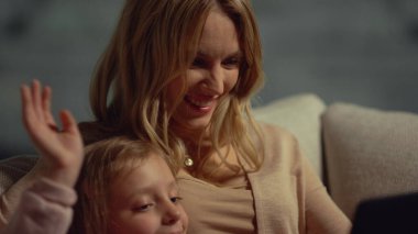 Anne kızın bilgisayarı aranıyor. İnternette sohbet eden kadın.