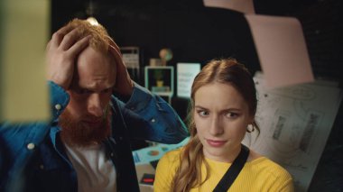 Fikir panosunda hata bulan bir çift. Şok olmuş kadın bağırıyor