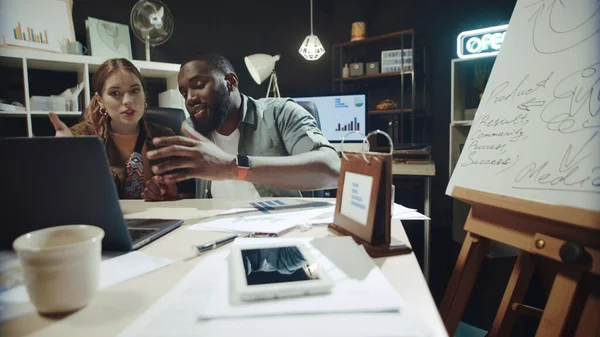 Αφροαμερικανός άνδρας και γυναίκα hipster υποστηρίζοντας κοντά στο φορητό υπολογιστή στο γραφείο. — Φωτογραφία Αρχείου