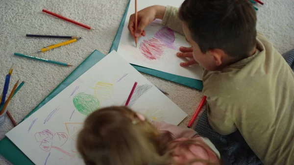 Vue de dessus frères et sœurs coloriage images maison. Frère soeur passer du temps ensemble — Photo