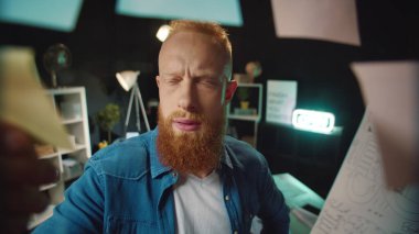 Mutlu hipster adam ofiste doğru çözümü olan bir etiket buluyor..