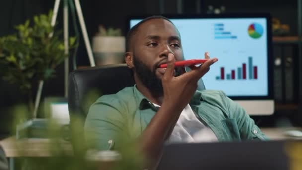Дружелюбный афро-бизнесмен с крупным планом разговаривает по мобильному телефону в офисе хипстера. — стоковое видео