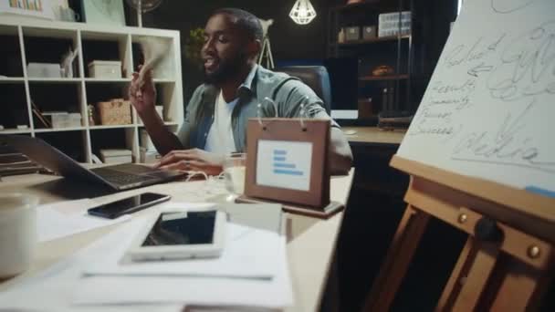 Exitoso hombre de negocios africano disfrutando de una pila de dinero en el coworking moderno. — Vídeos de Stock