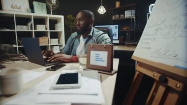 Çok çalışan Afro-Amerikan adam hipster iş birliği projesini bitiriyor..