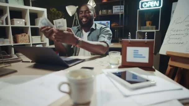 成功したアフリカのビジネスマンはスローモーションでヒップスターオフィスでお金を数える. — ストック動画