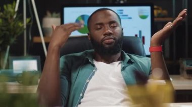 Yakın plan, Afrikalı Amerikalı iş adamı hipster ofisinde dinleniyor.